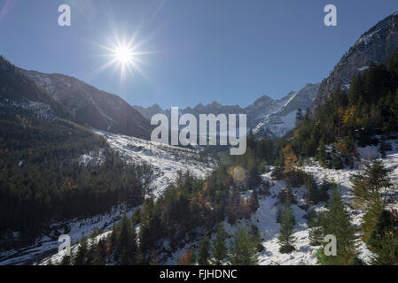 Il sole splende sulla neve-coperta di foreste di autunno nella valle di Johannes in montagne Karwendel, Tirolo, Austria Foto Stock