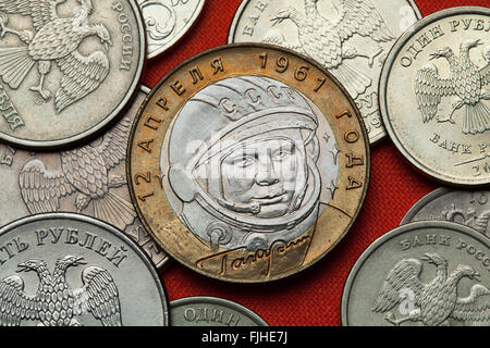 Monete di Russia. Primo cosmonaute sovietico Yuri Gagarin raffigurato in Russo 10 commemorativa ruble moneta. Foto Stock