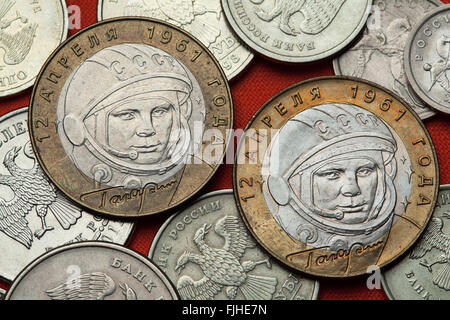 Monete di Russia. Primo cosmonaute sovietico Yuri Gagarin raffigurato in Russo 10 commemorativa ruble moneta. Foto Stock