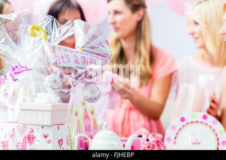 Migliori amici sul bambino, doccia festa per dare la roba per ragazzi come presente Foto Stock