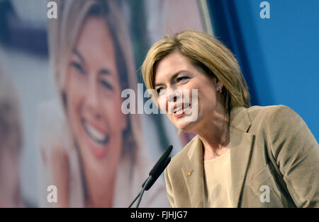 Wittlich, Germania. 2 Mar, 2016. Julia Kloeckner (CDU), candidato per il 2016 del Landtag elezione, parlando durante una CDU campagna elettorale evento a Wittlich, Germania, 2 marzo 2016. Il cancelliere tedesco Merkel ha anche partecipato, al fine di supportare la CDU candidato per la imminente del Landtag della Renania Palatinato elezione il 13.03.2016. Foto: HARALD TITTEL/DPA/Alamy Live News Foto Stock