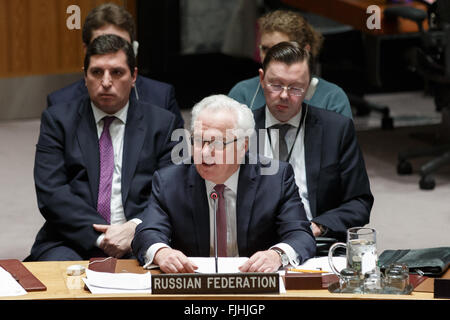 (160302) -- NAZIONI UNITE, 2 marzo 2016 (Xinhua) -- Vitaly Churkin(parte anteriore), il rappresentante permanente della Russia presso le Nazioni Unite, parla dopo il Consiglio di sicurezza ha adottato una risoluzione sulla Repubblica Popolare Democratica di Corea (DPRK) presso la sede delle Nazioni Unite a New York, 2 marzo 2016. Il Consiglio di Sicurezza delle Nazioni Unite ha adottato una risoluzione sul Mercoledì a imporre sanzioni nei confronti della Repubblica Popolare Democratica di Corea (DPRK) al fine di frenare il paese del nucleare e missilistico programmi. (Xinhua/Li Muzi) Foto Stock