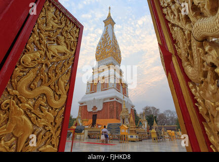 Wat Phra That Phnom Tempio durante il tramonto a Nakhon Phnom Provincia, Thailandia Foto Stock