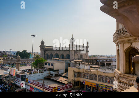 Hyderabad, Telangana, India, 28 Feb 2016: Vista della Mecca masjid moschea, dal Charminar a Hyderabad. Questo è un famoso punto di riferimento nella città vecchia Foto Stock