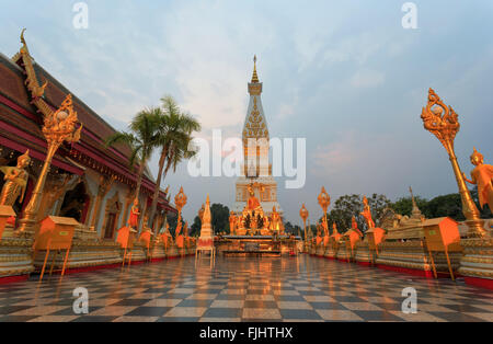 Wat Phra That Phnom Tempio durante il tramonto a Nakhon Phnom Provincia, Thailandia Foto Stock