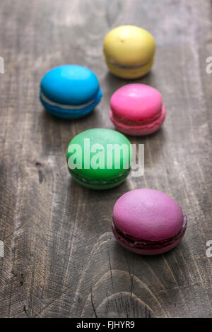 Amaretti colorati su sfondo di legno, close up Foto Stock