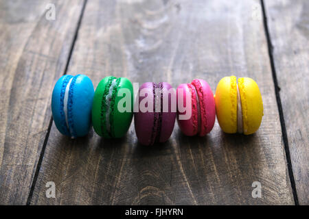 Amaretti colorati su sfondo di legno, close up Foto Stock