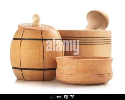 Oggetti per il servizio da tavola in legno isolato su sfondo bianco Foto Stock