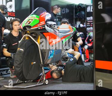 Doha in Qatar. 02Mar, 2016. Aprillia Racing Team Gresini prapre la Moto GP per la pre finale di stagione di prova sul Circuito Internazionale di Losail Credito: Tom Morgan/Alamy Live News Foto Stock