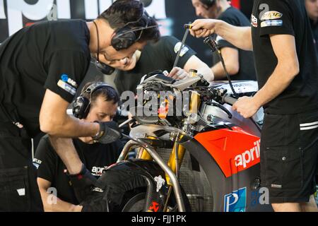 Doha in Qatar. 02Mar, 2016. Aprillia Racing Team Gresini preparare la moto GP per la pre finale di stagione di prova sul Circuito Internazionale di Losail Credito: Tom Morgan/Alamy Live News Foto Stock