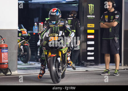 Doha in Qatar. 02Mar, 2016. Bradley Smith il test del MotoGP è in corso sul Circuito Internazionale di Losail prima del round di apertura del 2016 FIM del Campionato del Mondo di MotoGP Credito: Tom Morgan/Alamy Live News Foto Stock