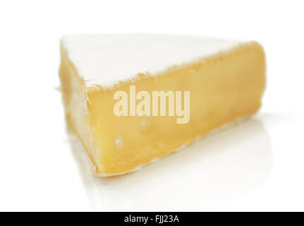Pezzo di formaggio isolato su sfondo bianco Foto Stock