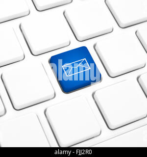 Web Mail business network concetto, pulsante blu o il tasto sulla tastiera bianca. Foto Stock