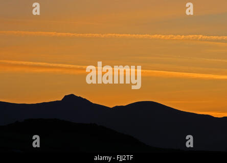 Silhouette di Cadir Idris da Tywyn presso sunrise Foto Stock
