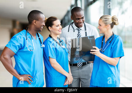 Medico di successo team lavorano insieme in ospedale Foto Stock