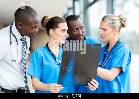 Gruppo professionale di lavoratori medici a discutere del paziente x-ray Foto Stock