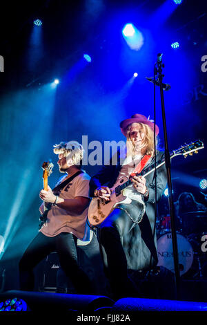 Andreas Eriksson sul lead guitar & Colin Morbo di Parkinson su bass (ingloriosa) Foto Stock