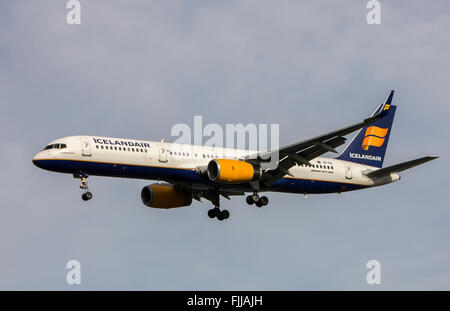 Boeing 757 Icelandair Airlines in atterraggio a LHR London Heathrow Airport Foto Stock