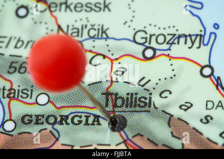 Close-up di una puntina rossa in una mappa di Tbilisi, Georgia. Foto Stock