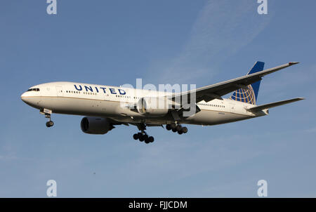 Boeing 777 United Airlines in atterraggio a LHR London Heathrow Airport Foto Stock