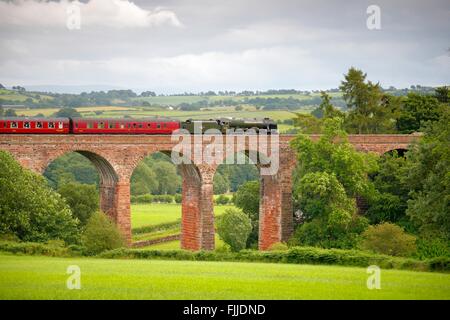 Accontentarsi di Carlisle linea ferroviaria. Treno a vapore LMS Royal Scot classe 46115 Scots Guardsman 'l'Fellsman', sul secco Beck viadotto. Regno Unito. Foto Stock