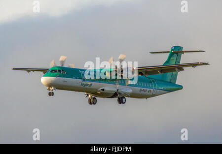 ATR 72 di Aer Lingus in atterraggio a Newcastle Airport Foto Stock