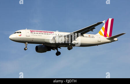 Airbus A320 della Germanwings Airlines in atterraggio a LHR London Heathrow Airport Foto Stock