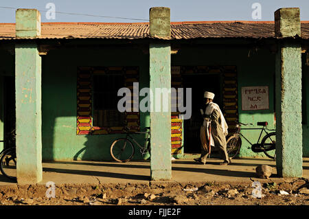 Età etiope uomo a camminare in un vicolo coperto in Axum (o Aksum), Tigray, Etiopia Foto Stock