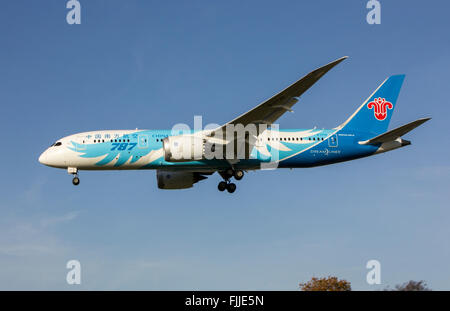 Boeing 787 Dreamliner della Cina sud Airlines in atterraggio a LHR London Heathrow Airport Foto Stock