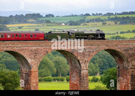 Accontentarsi di Carlisle linea ferroviaria. Treno a vapore LMS Royal Scot classe 46115 Scots Guardsman 'l'Fellsman', sul secco Beck viadotto. Regno Unito. Foto Stock