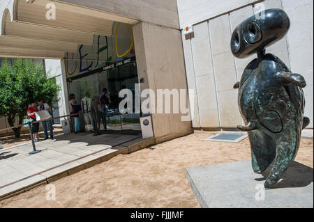 Personatge statua che si trova nella parte anteriore di Joan Miro Fondazione Museo di arte moderno edificio nel quartiere di Montjuic; Barcelona, Spagna Foto Stock