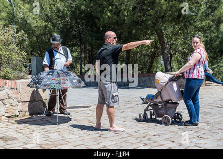 L'uomo vendita di magneti sulla collina di Montjuic, Barcellona, Spagna Foto Stock