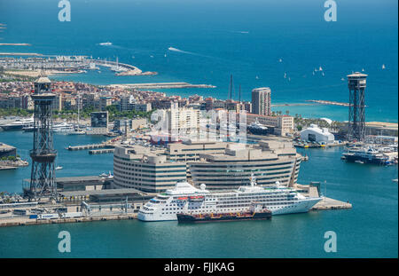 World Trade Center edificio di Barcellona in Barcellona, Spagna. Vista con Torre Jaume I e Torre Sant Sebastia Foto Stock