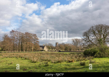 Fairford mulino sul Fiume Coln nel Cotswold città mercato di Fairford, Gloucestershire, England, Regno Unito Foto Stock