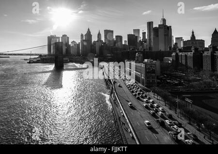 Vista da sopra la FDR Drive in autostrada in New York City con il ponte di Brooklyn, East River e il centro cittadino di skyline di Manhattan Foto Stock