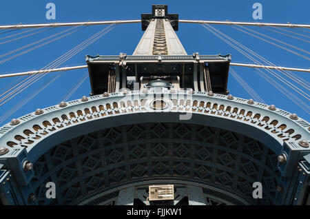Chiudere un particolare di una torre del Manhattan Bridge in tutta l'East River, New York, Stati Uniti d'America. Foto Stock