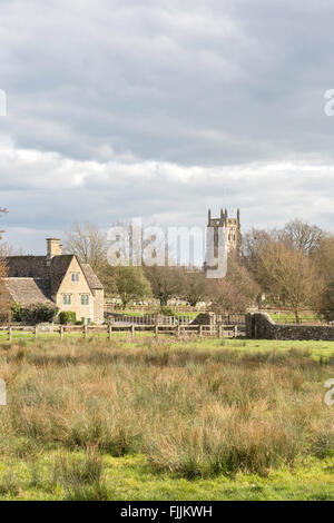 Fairford mulino sul Fiume Coln nel Cotswold città mercato di Fairford, Gloucestershire, England, Regno Unito Foto Stock