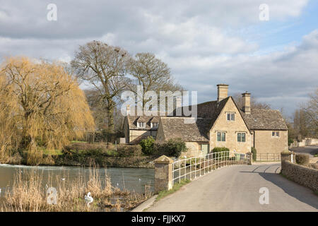 Fairford mulino sul Fiume Coln nel Cotswold città mercato di Fairford, Gloucestershire, England, Regno Unito Foto Stock