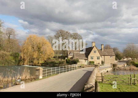 Fairford mulino sul Fiume Coln nel Cotswold città mercato di Fairford, Gloucestershire, England, Regno Unito Foto Stock