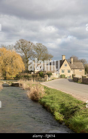 Fairford mulino sul Fiume Coln nel Cotswold città mercato di Fairford, Gloucestershire, England, Regno Unito Foto Stock