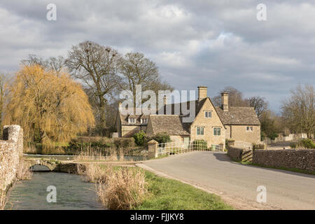 Fairford mulino sul Fiume Coln nel Cotswold città mercato di Fairford, Gloucestershire, England, Regno Unito Foto Stock