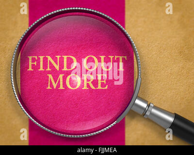 Per saperne di più attraverso il Loupe su una vecchia carta. Foto Stock