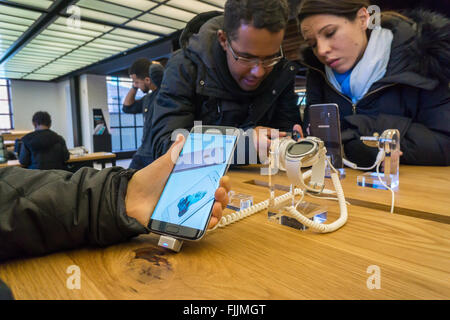 I visitatori della Samsung 837 showroom nel Meatpacking District di New York ammirare il Samsung Galaxy S7, che mostra il sito web di Apple, visto il sabato 27 febbraio, 2016. Lo showroom nel trendy Quartiere Meatpacking non vendite ma è una vetrina per i prodotti Samsung. (© Richard B. Levine) Foto Stock