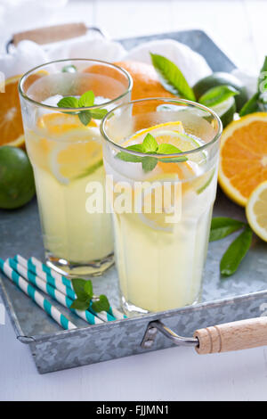 Limonata di agrumi in bicchieri alti Foto Stock