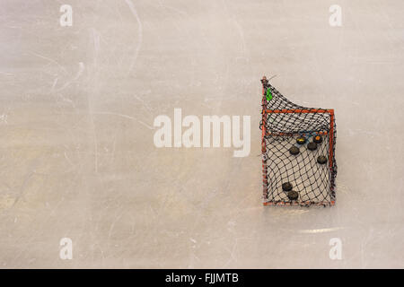 Hockey su ghiaccio obiettivo con copia spazio sulla pista di pattinaggio su ghiaccio sfondo texture Foto Stock