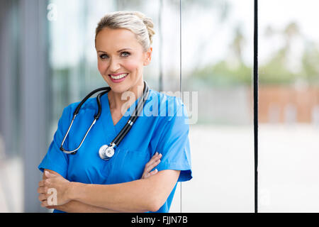 Bella di mezza età infermiere medico in ospedale Foto Stock