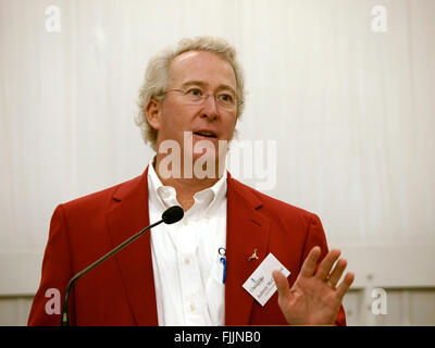 PICS FILE: FT Worth, Texas, Stati Uniti d'America. 16 ottobre, 2009. File foto di Aubrey McClendon parlando alla dedizione di Chesapeake Energy service center in 2009. McClendon morì in Oklahoma City in auto incidente il 2 marzo dopo essere stato incriminato dal gran giurì federale martedì 1 marzo. Credito: J. G. Domke/Alamy Live News Foto Stock