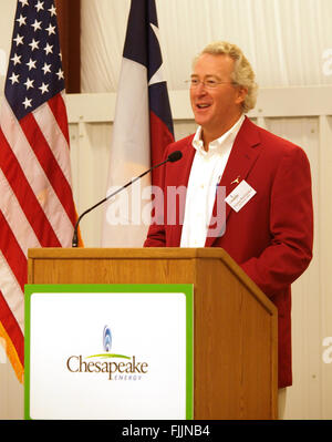 PICS FILE: FT Worth, Texas, Stati Uniti d'America. 16 ottobre, 2009. Aubrey McClendon, uno dei pionieri della US shale boom, parla per la dedicazione del loro centro di servizio in Barnett Shale campo in Fort Worth, Texas. Indossa blazer rosso per mostrare il loro sostegno di Oklahoma University. Credito: J. G. Domke/Alamy Live News Foto Stock