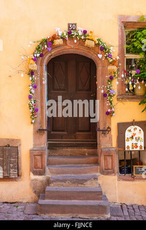 Tipico della porta anteriore in Riquewihr, Alsazia, Haut-Rhin, Francia, Europa Foto Stock