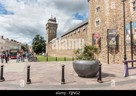 Ingresso al castello di Cardiff, caerdydd, guardando verso la torre dell orologio e il fiume Taff da castle street. Foto Stock